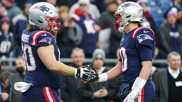 Patriots David Andrews (60) and Mac Jones (10)